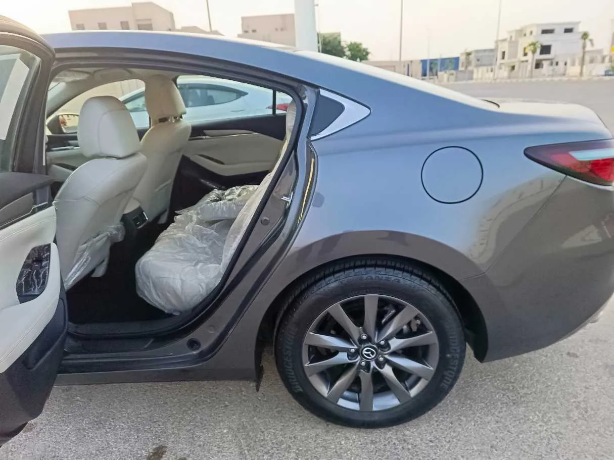 Car image 19