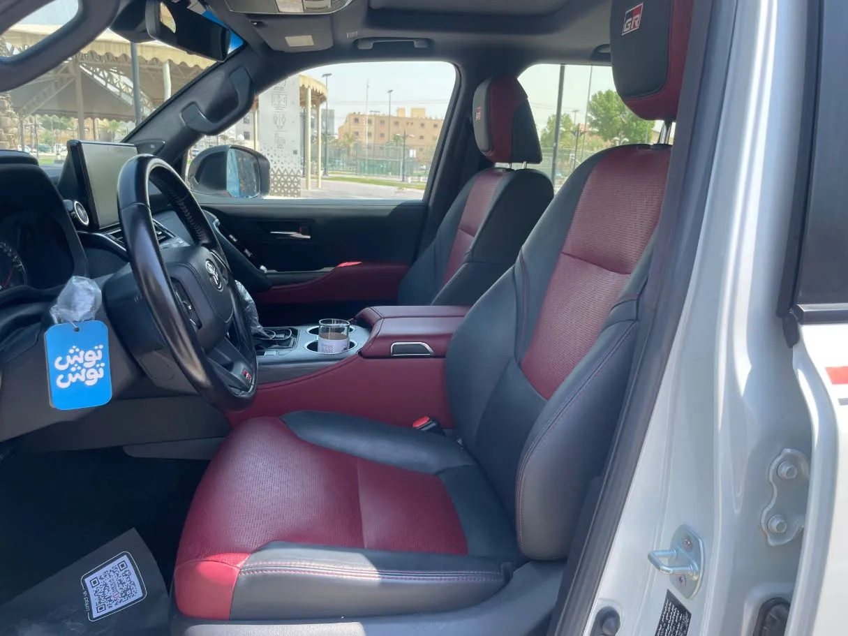 Car image 12