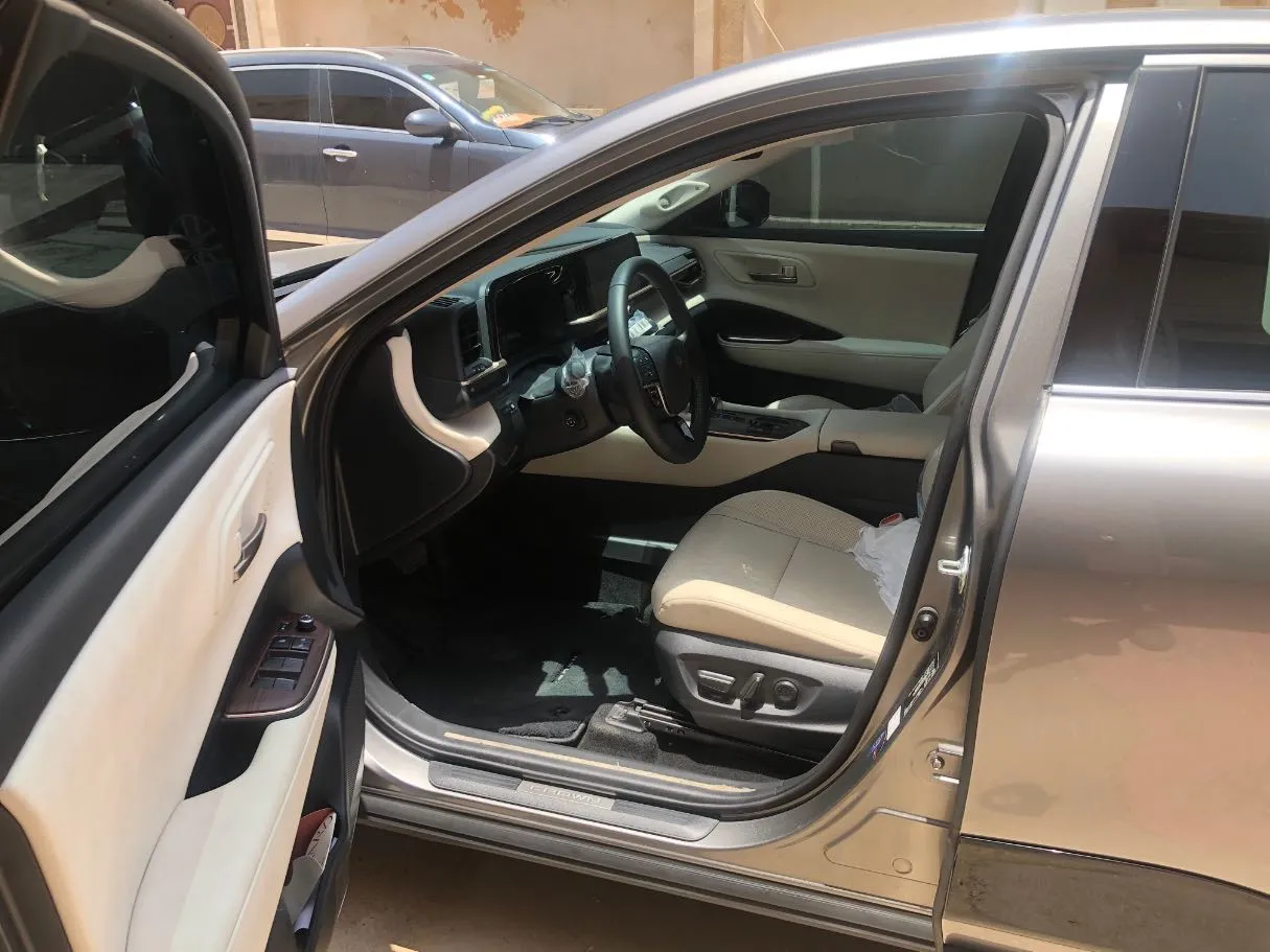 Car image 11