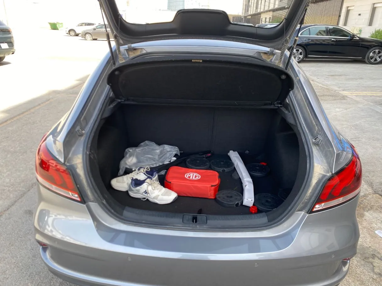 Car image 19