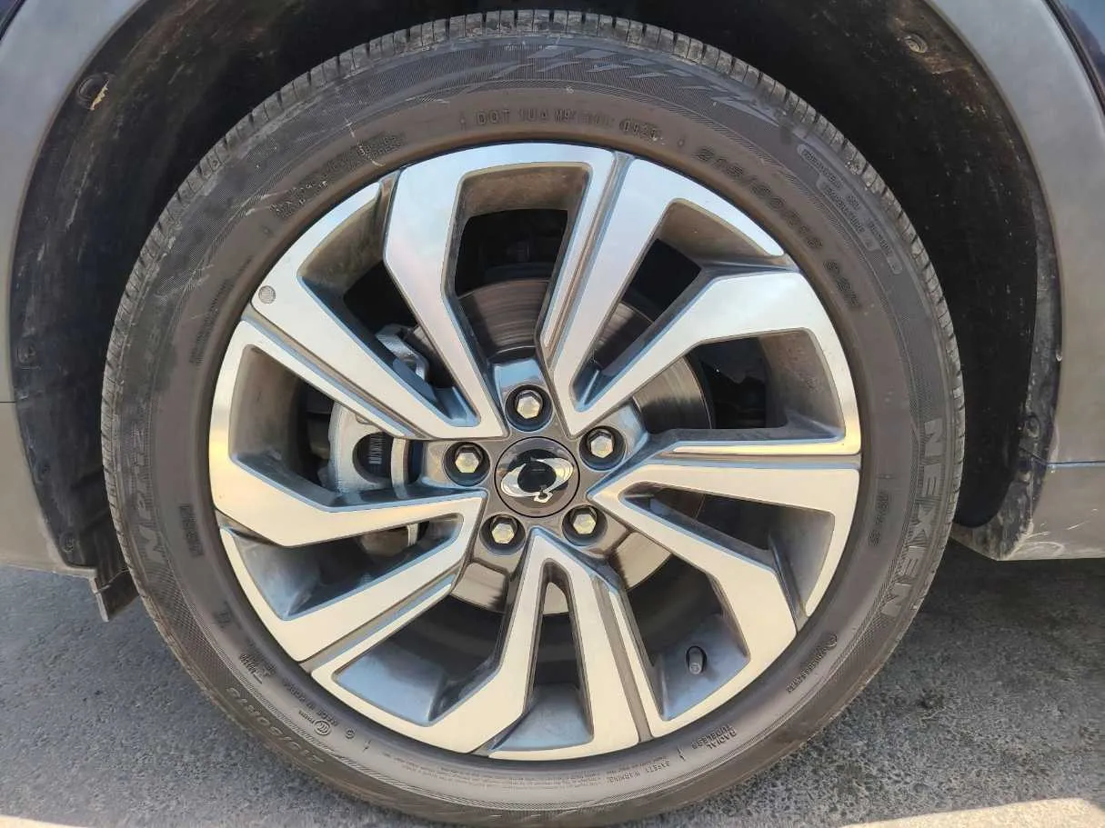 Car image 10