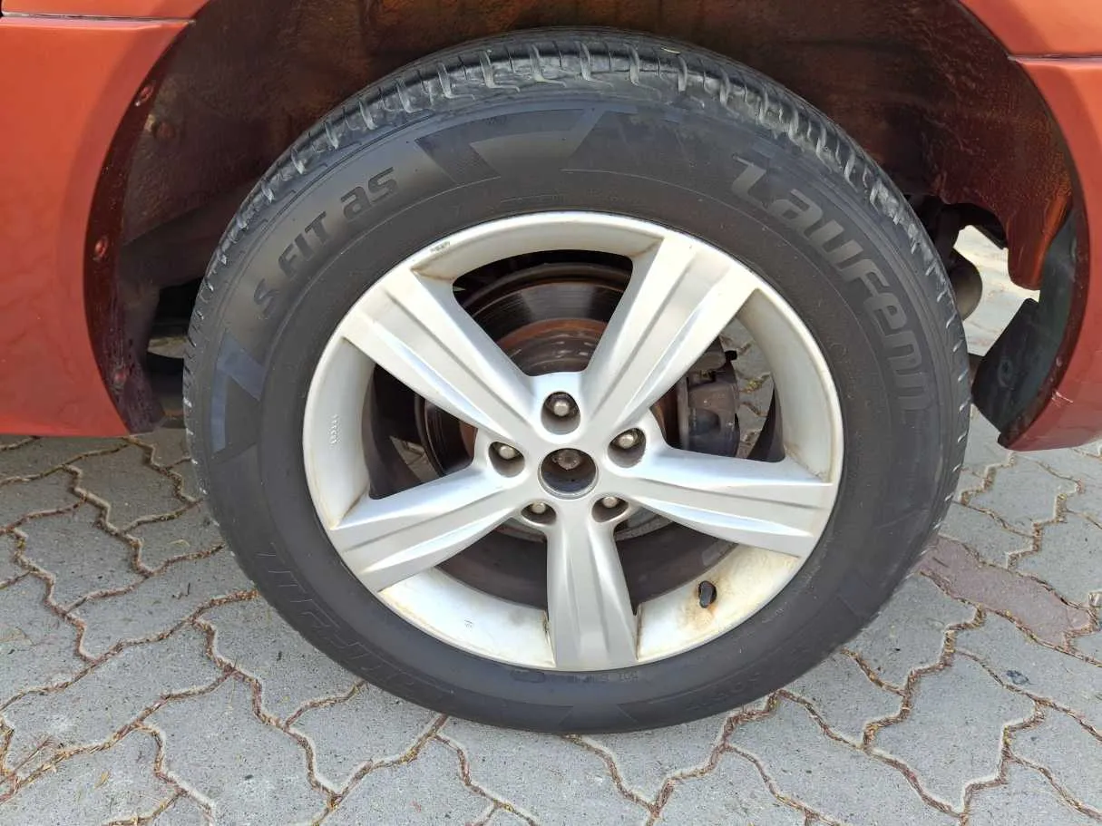 Car image 9