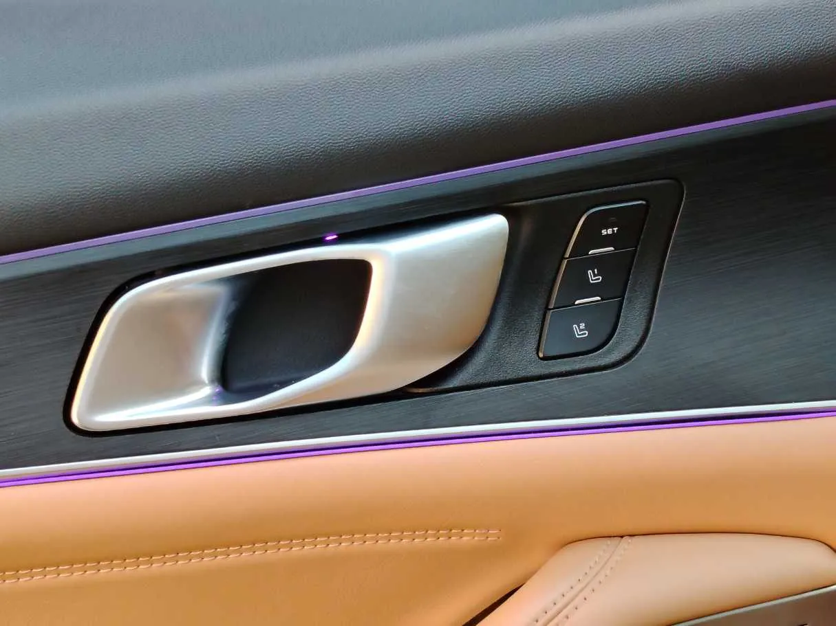 Car image 32