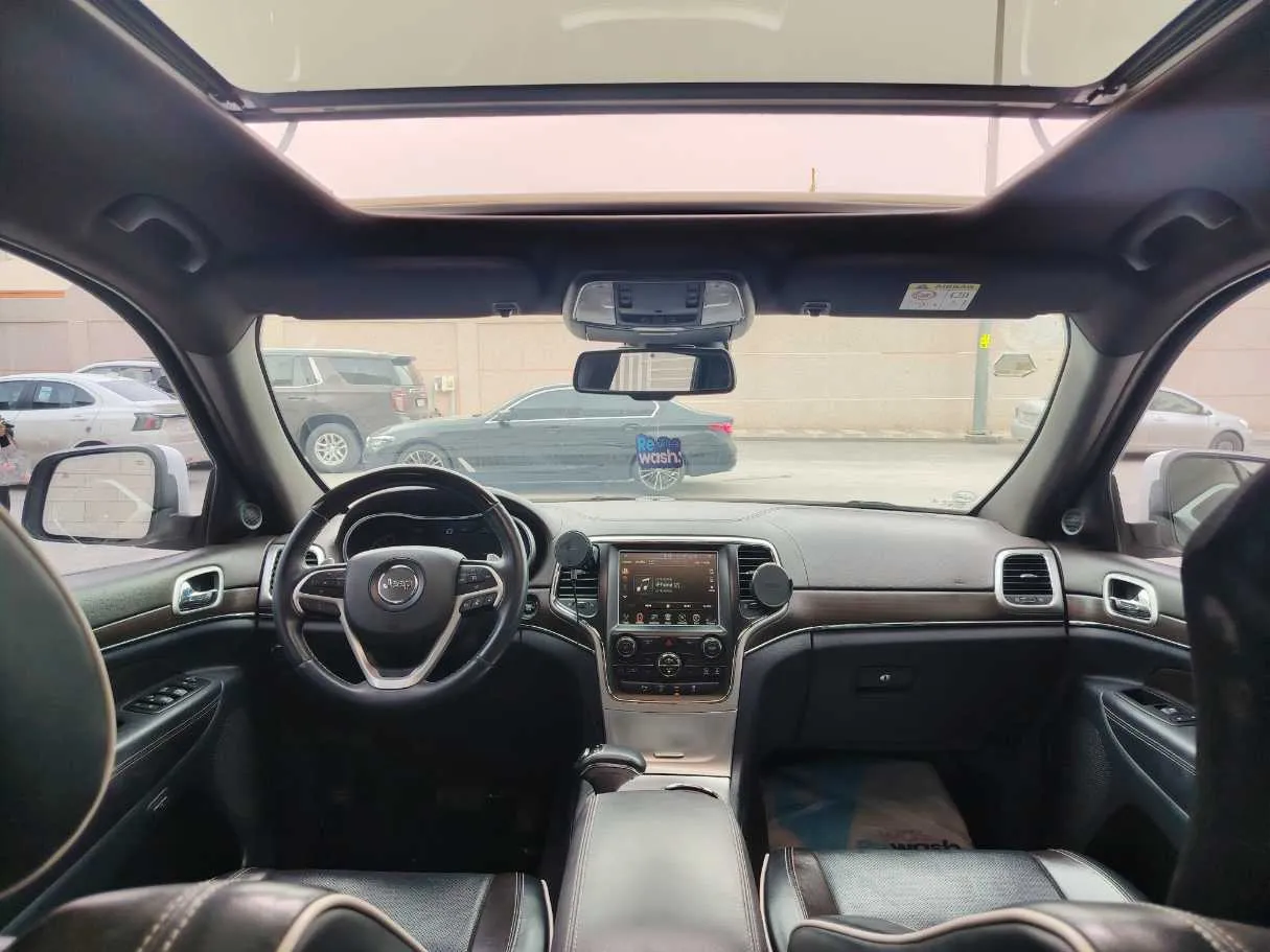 Car image 18