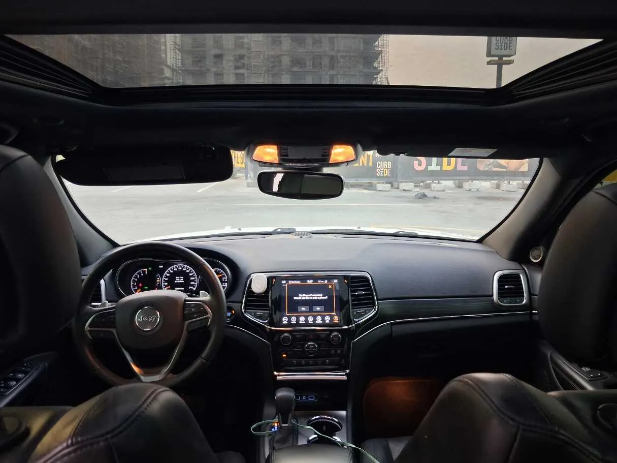 Car image 14