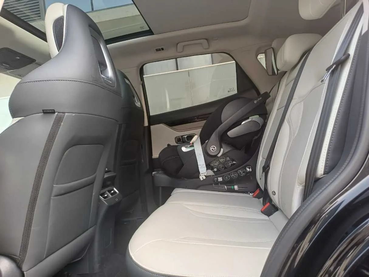 Car image 13