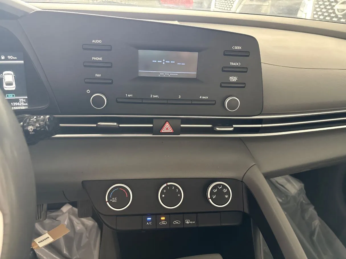 Car image 14
