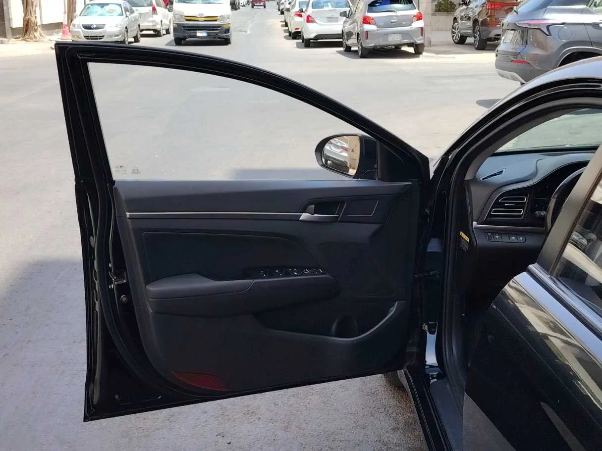 Car image 11