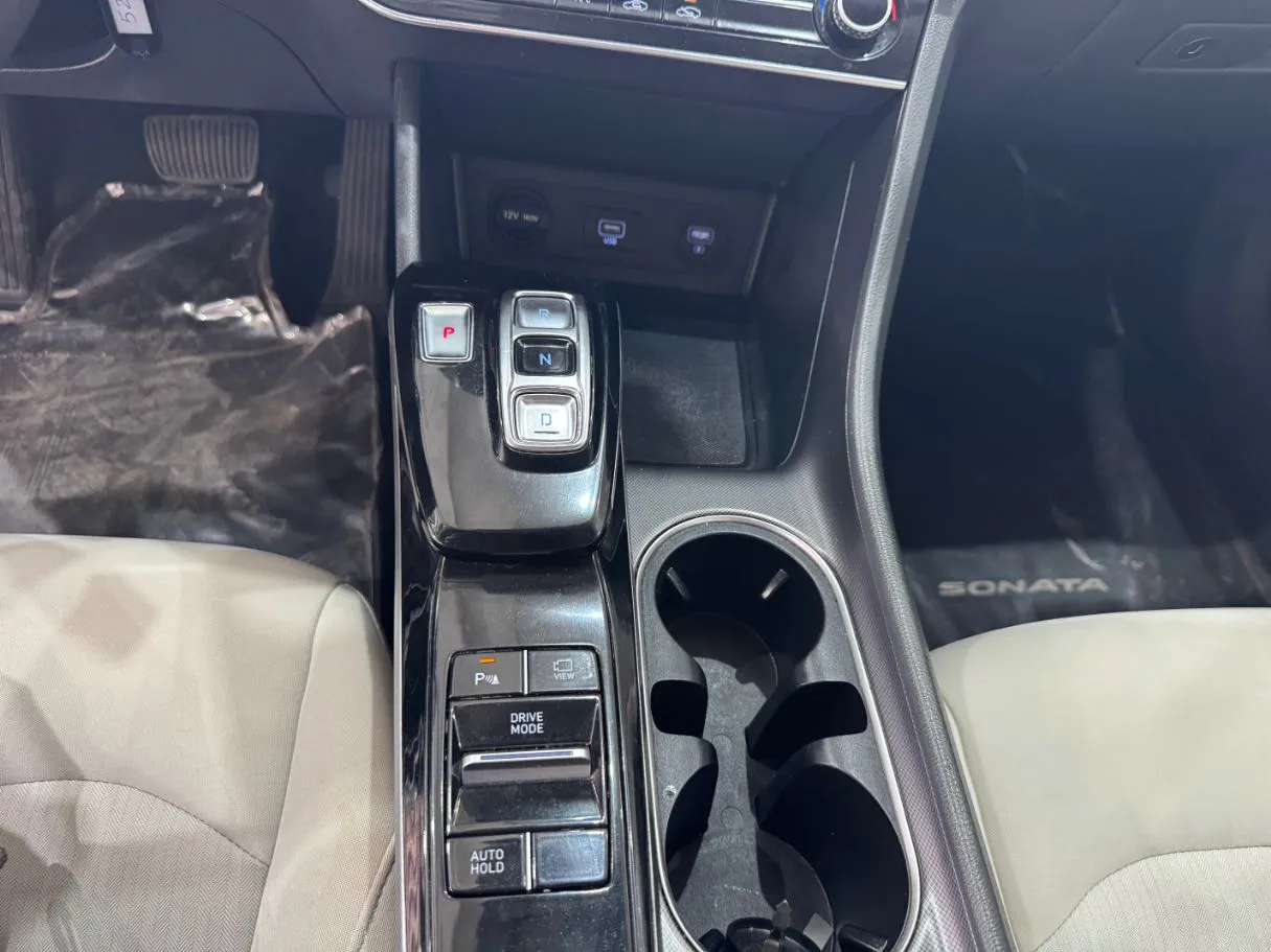 Car image 14