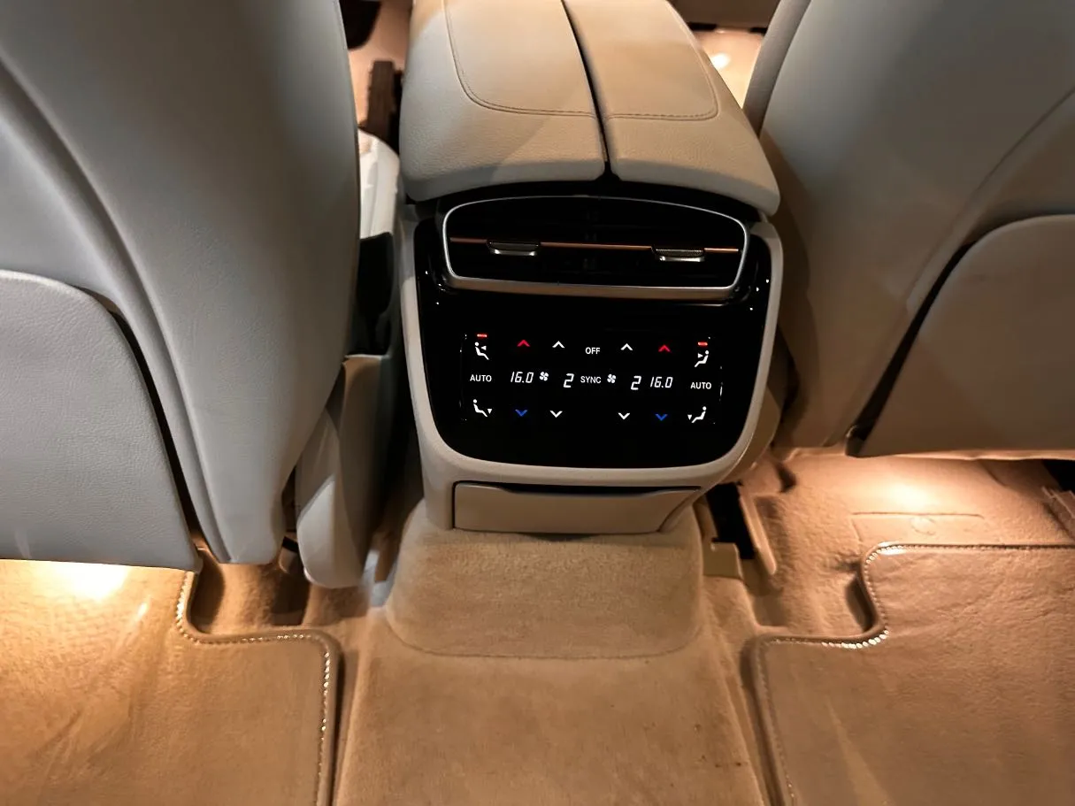 Car image 24