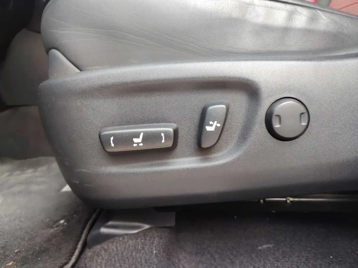 Car image 30