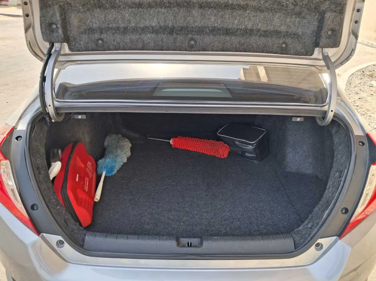 Car image 18