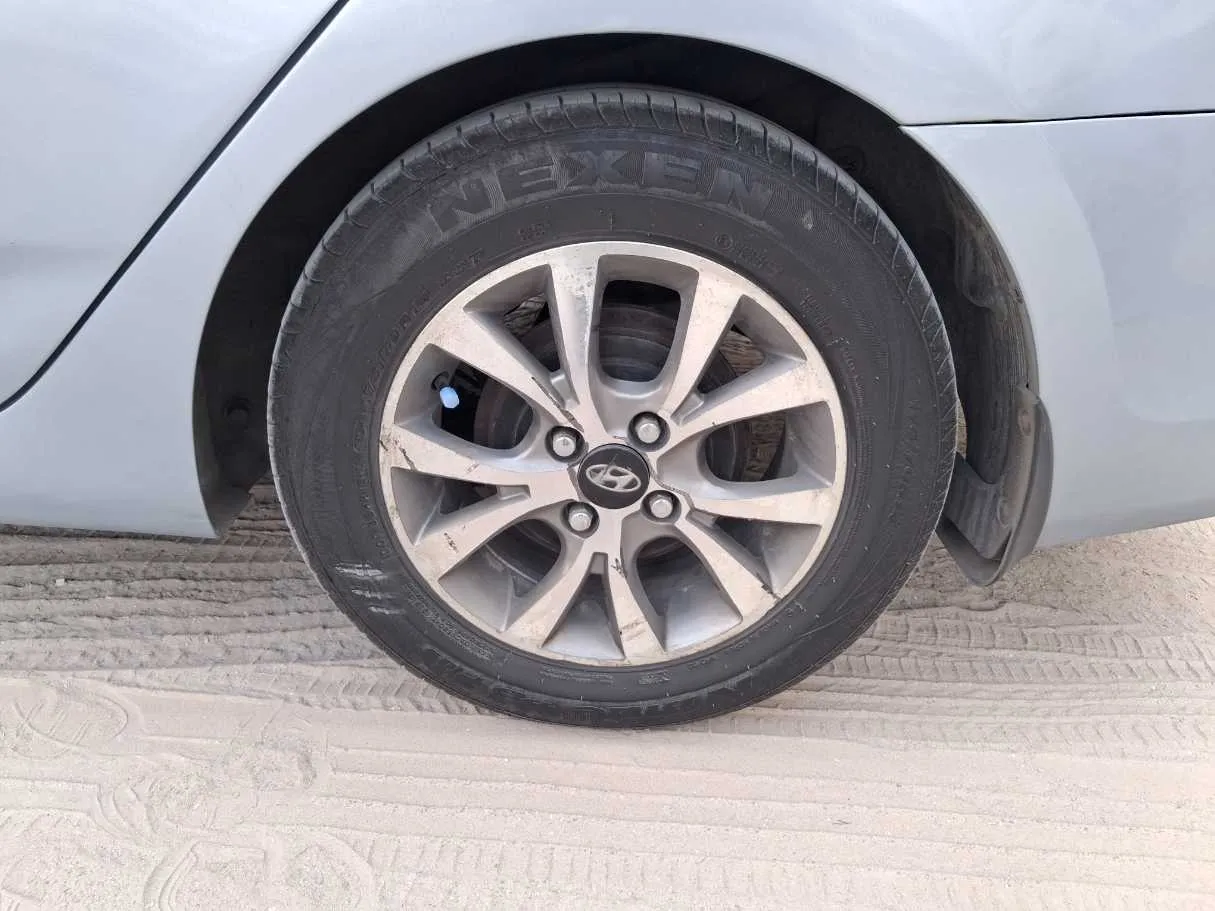 Car image 9