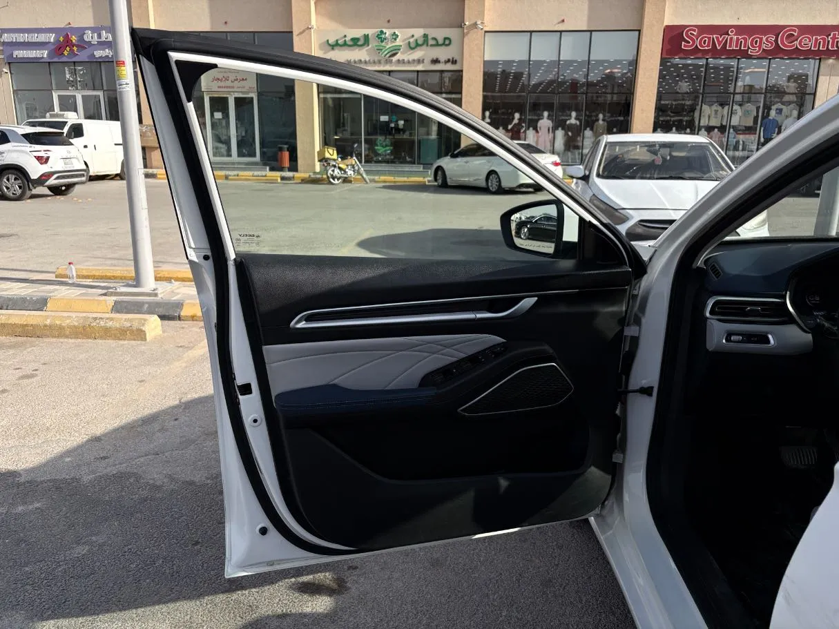 Car image 10