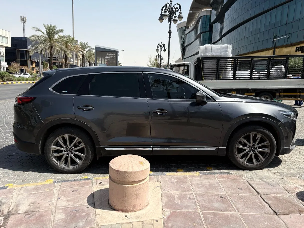 Car image 4