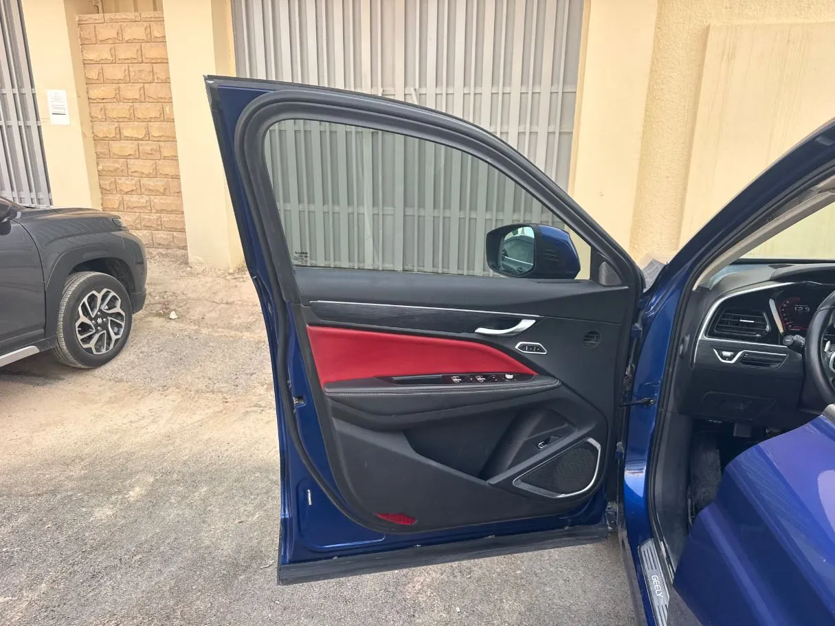 Car image 10