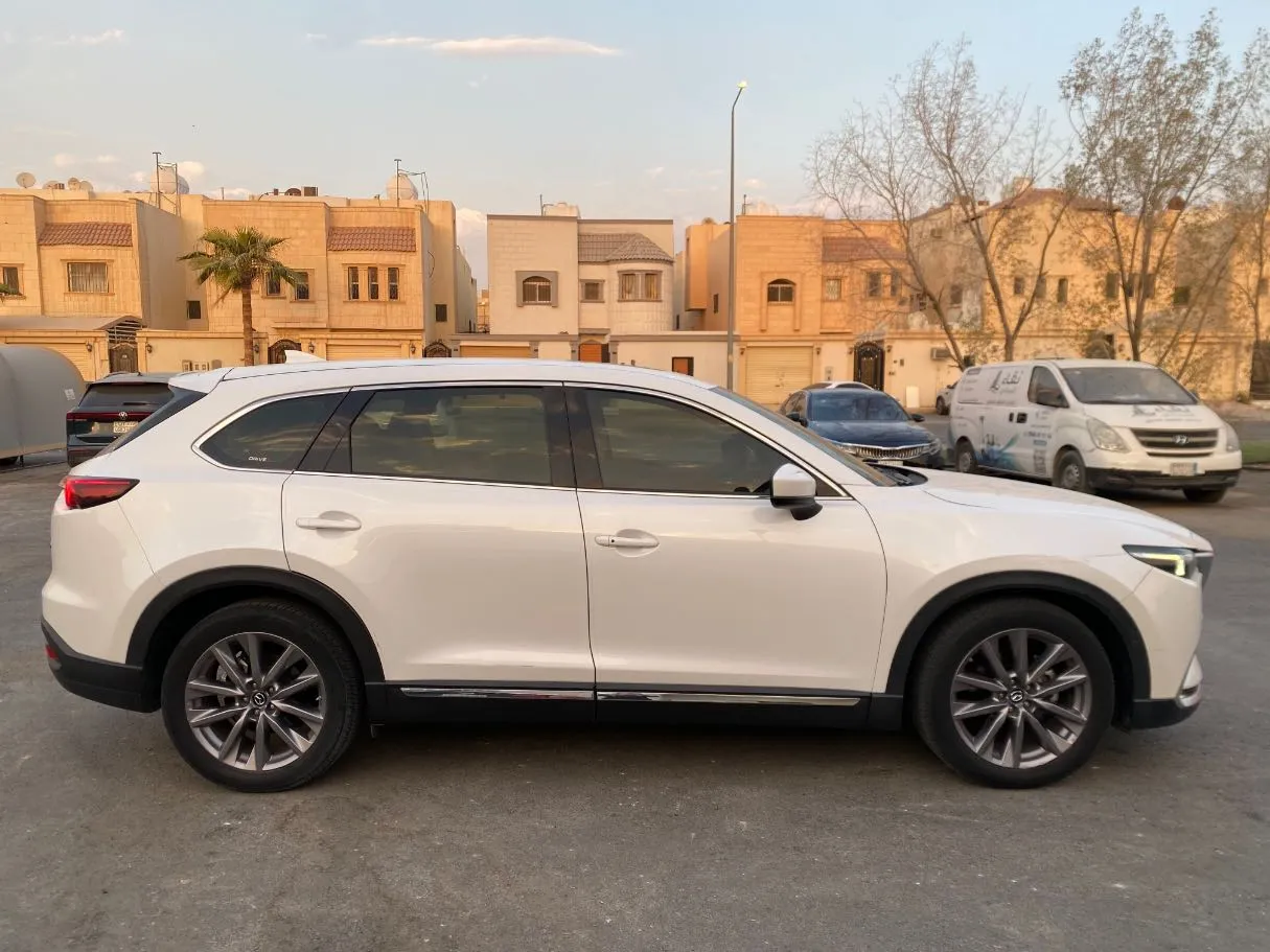Car image 4