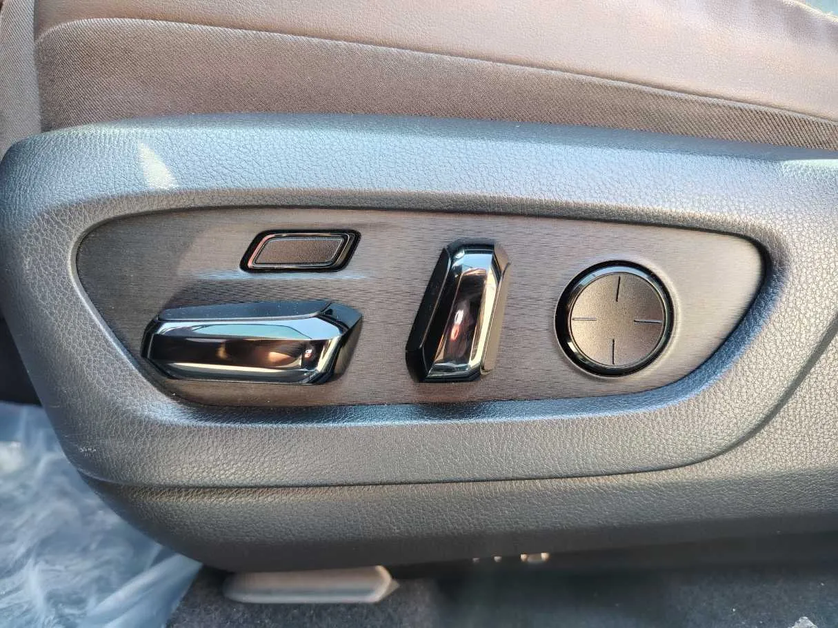 Car image 27