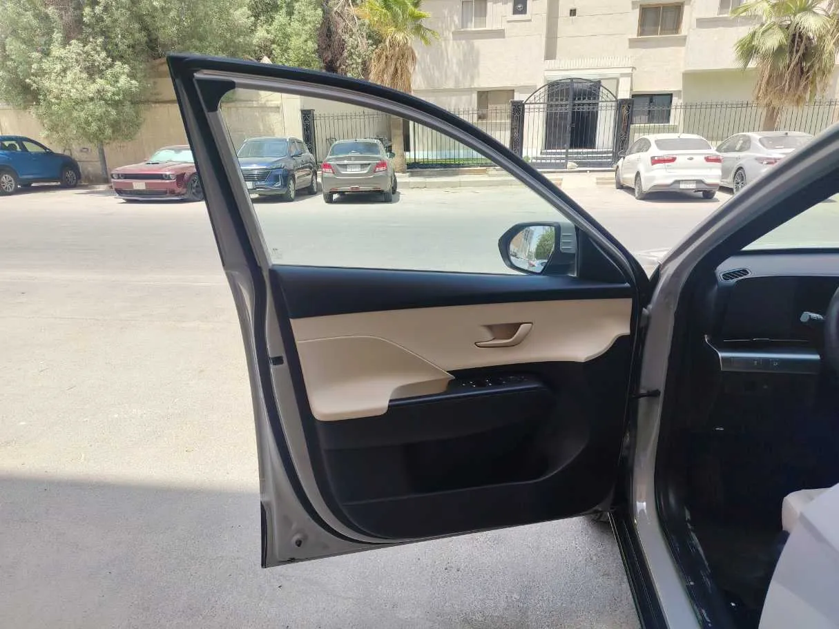Car image 11