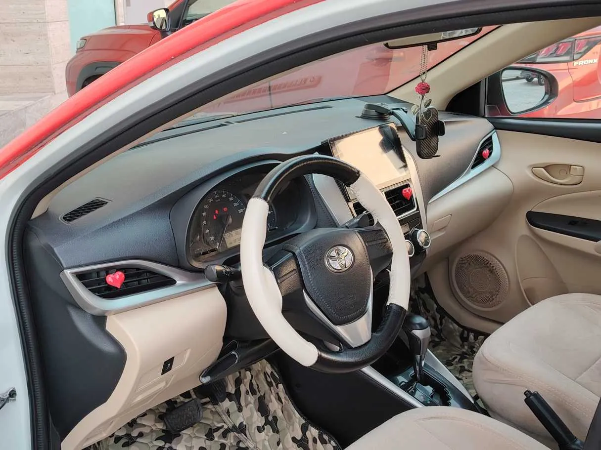 Car image 12