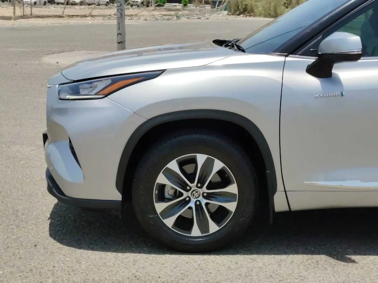 Car image 9