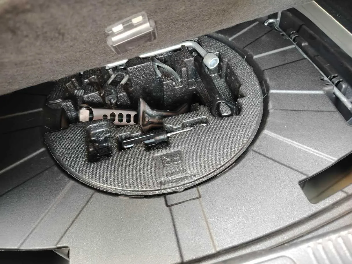 Car image 30