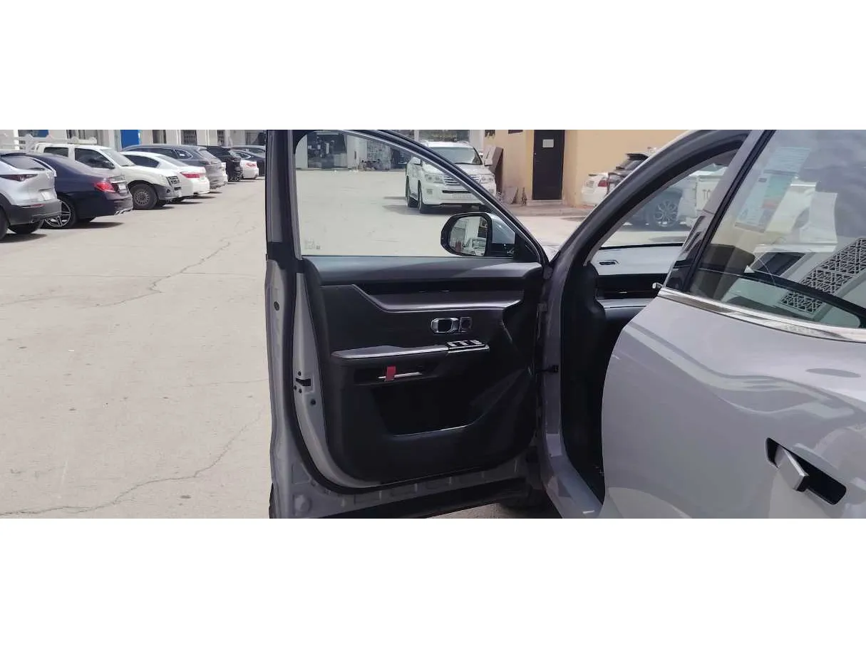 Car image 12