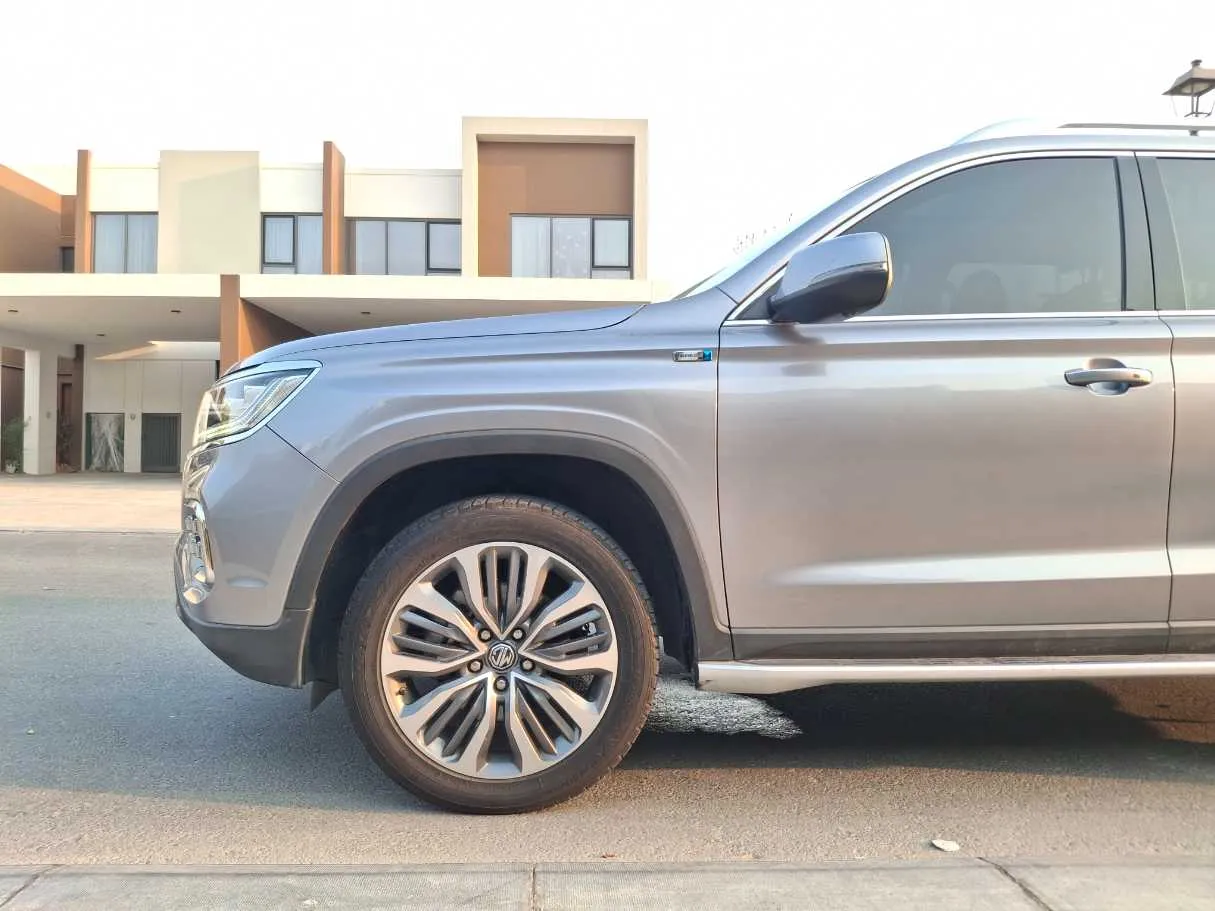 Car image 9