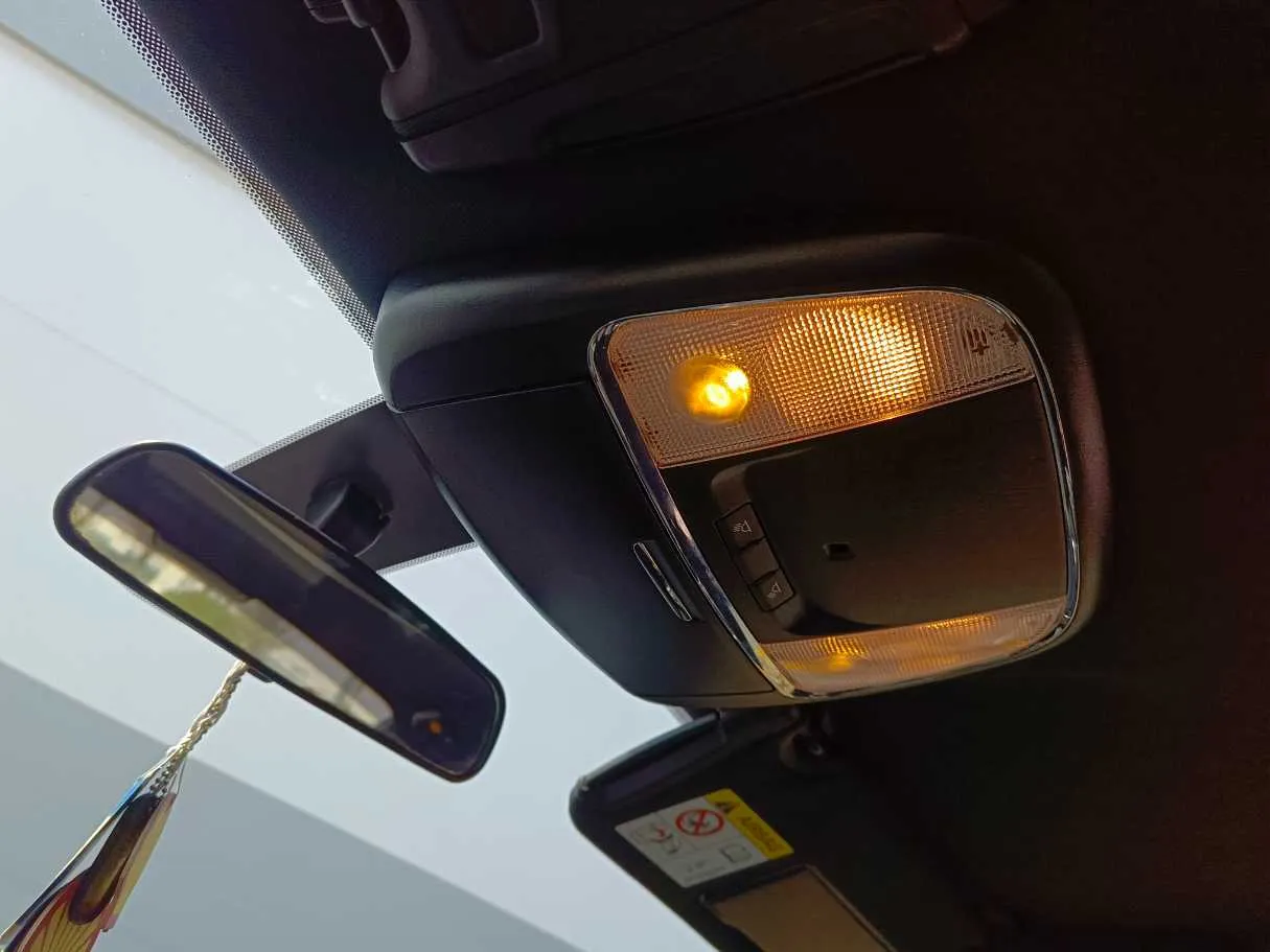 Car image 28