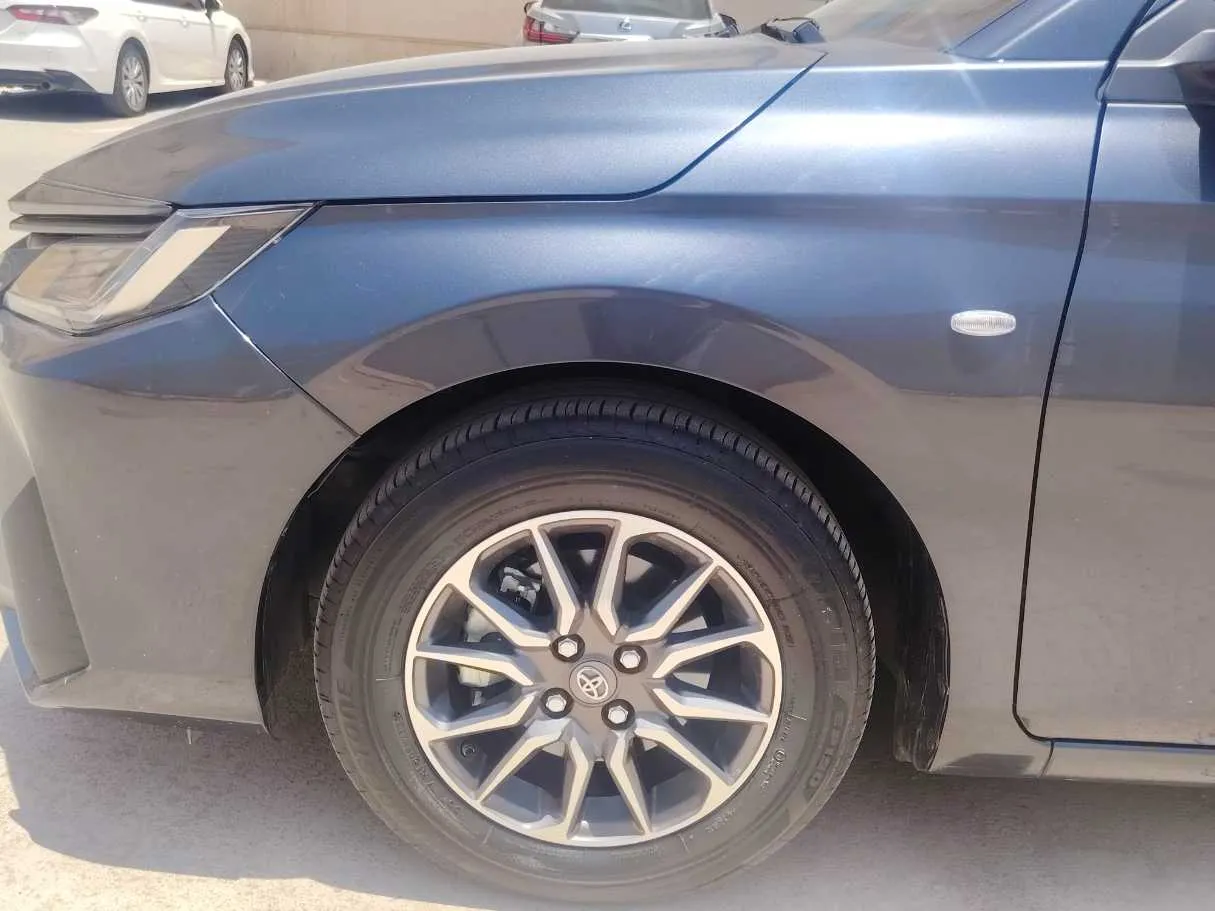 Car image 9