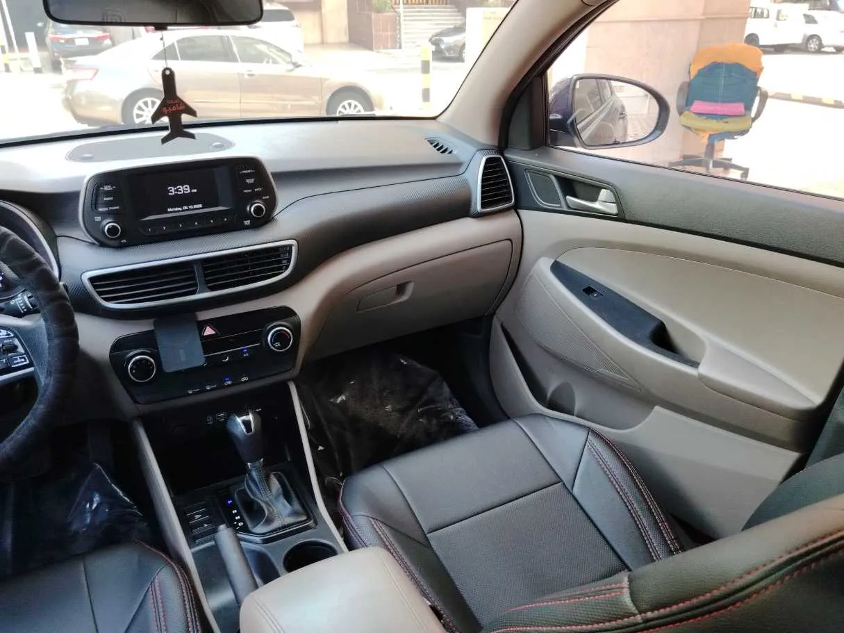 Car image 19