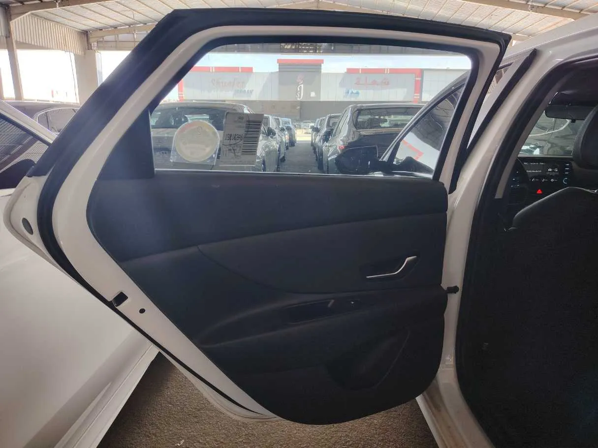 Car image 14