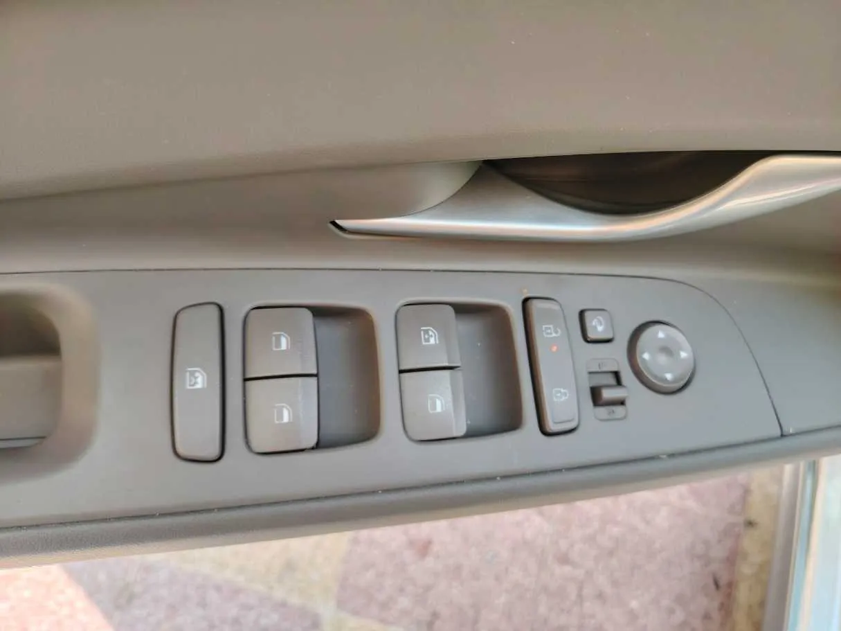 Car image 38