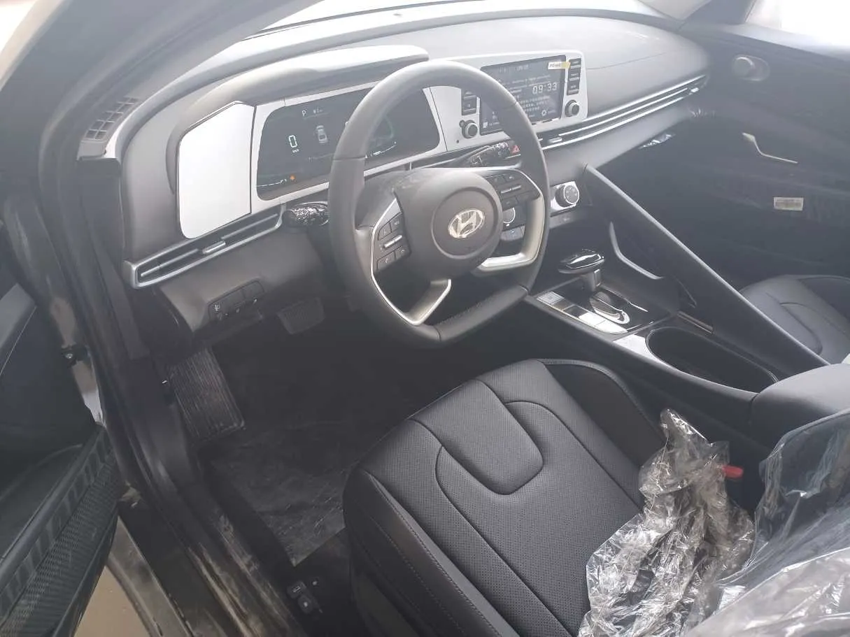 Car image 11