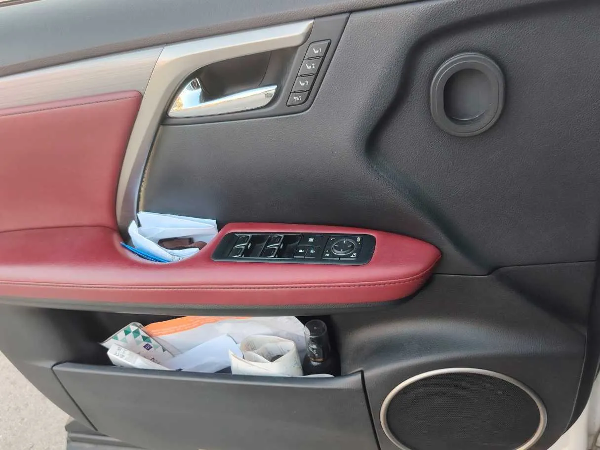 Car image 30