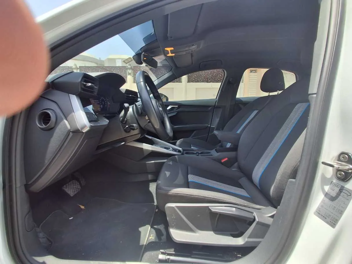 Car image 12