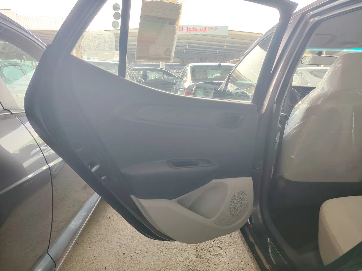 Car image 14