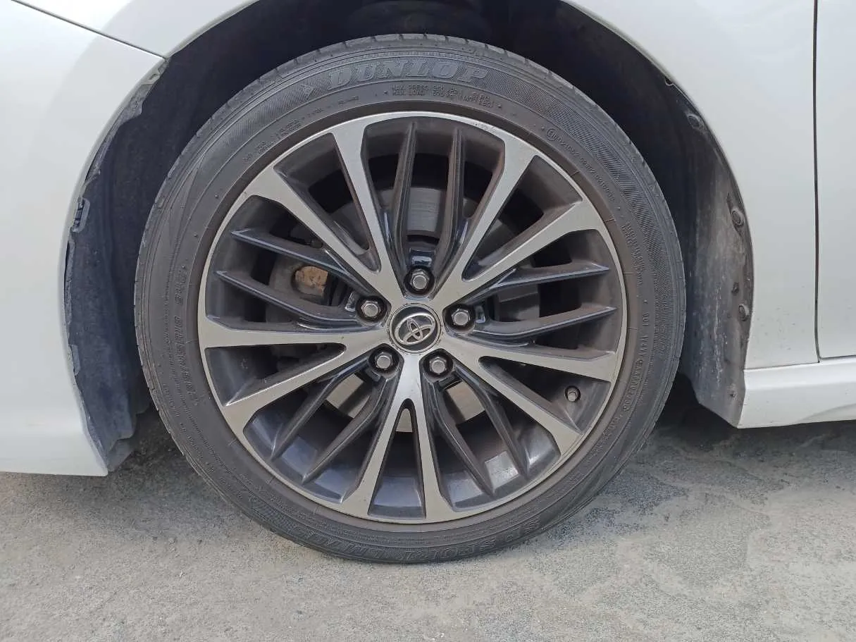 Car image 9