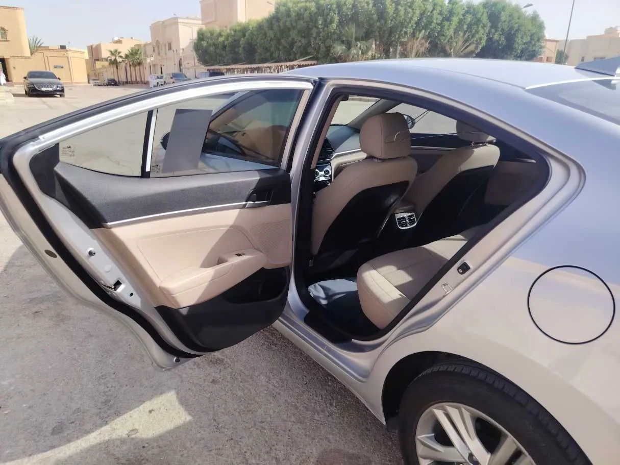 Car image 14