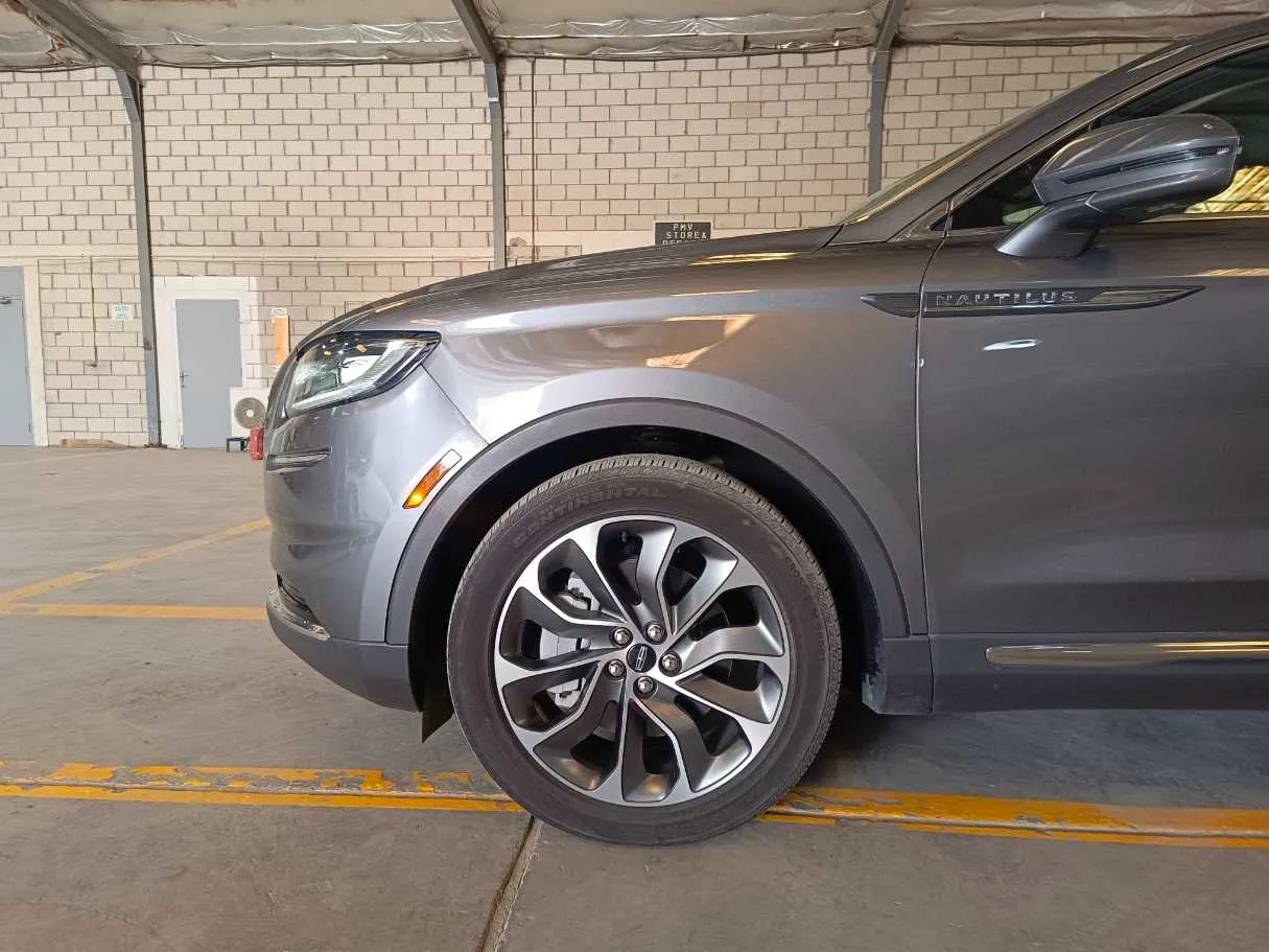 Car image 9