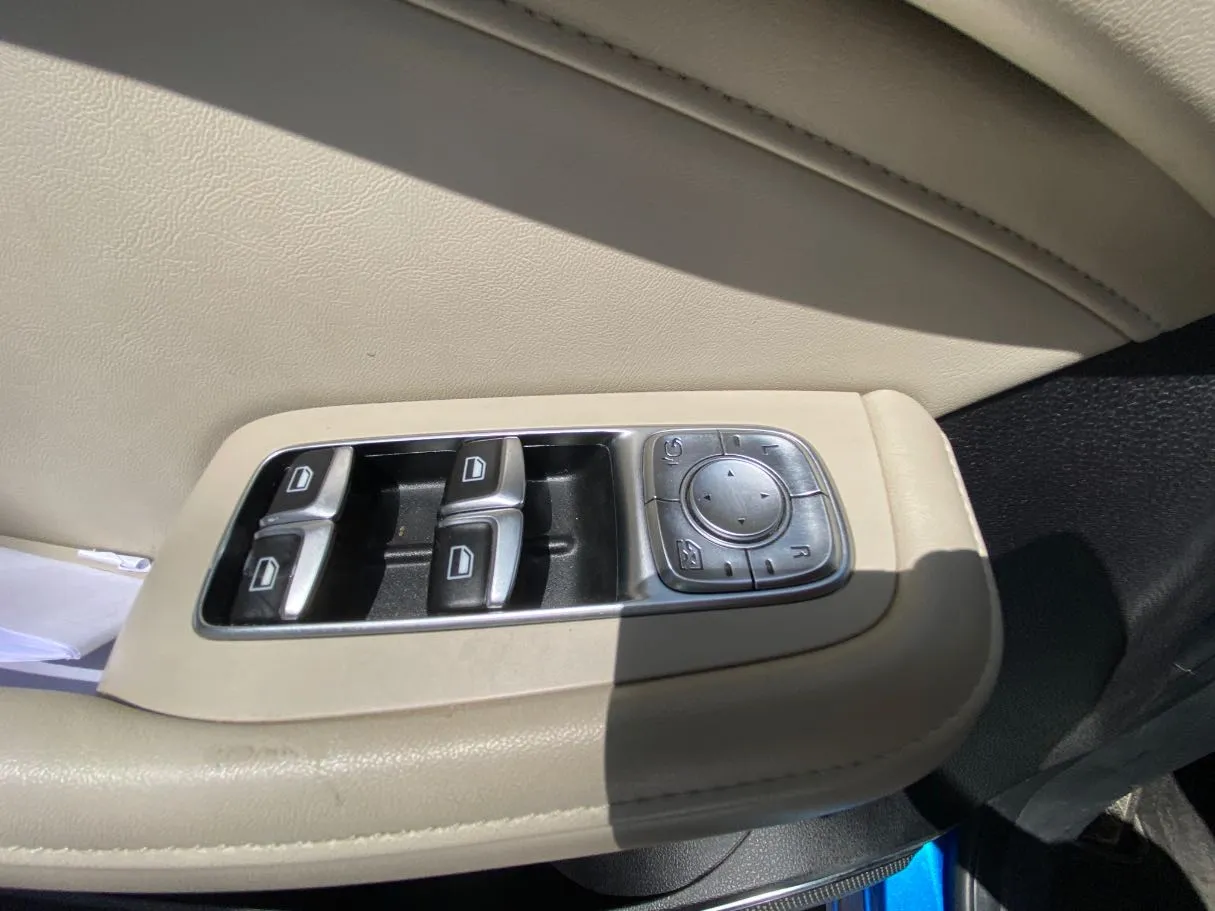 Car image 25