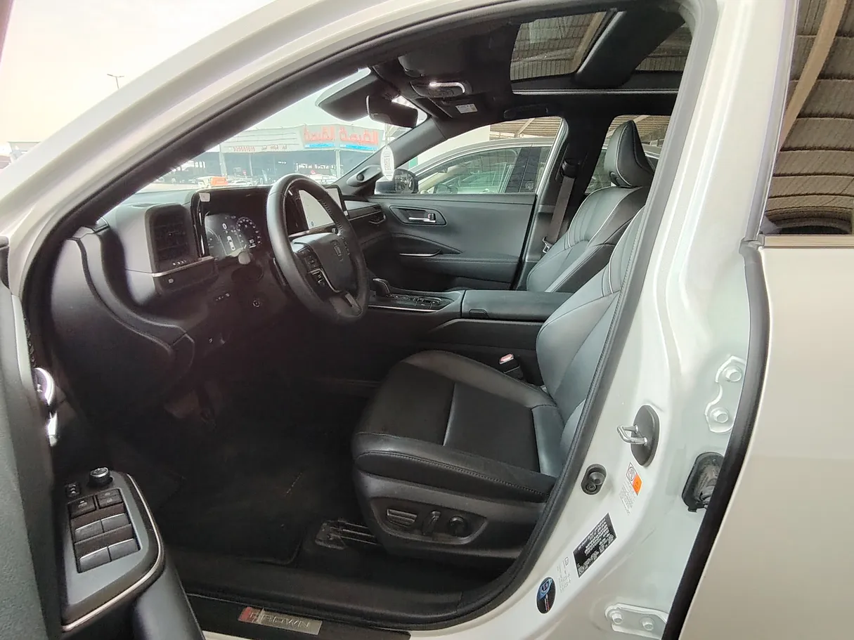 Car image 16