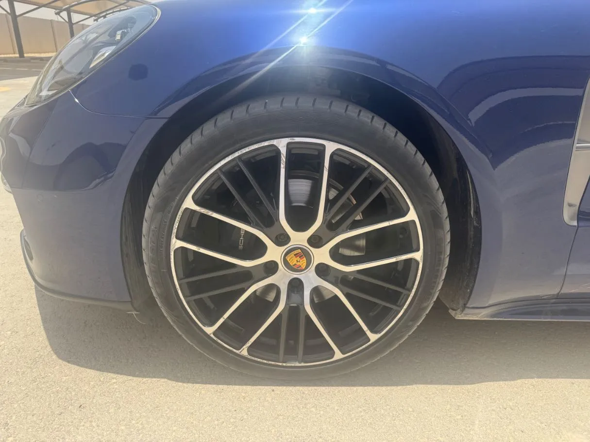 Car image 9