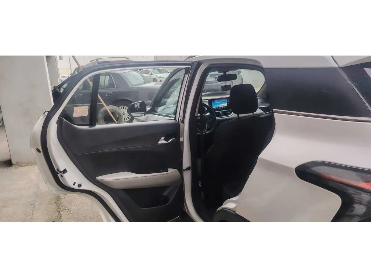 Car image 13
