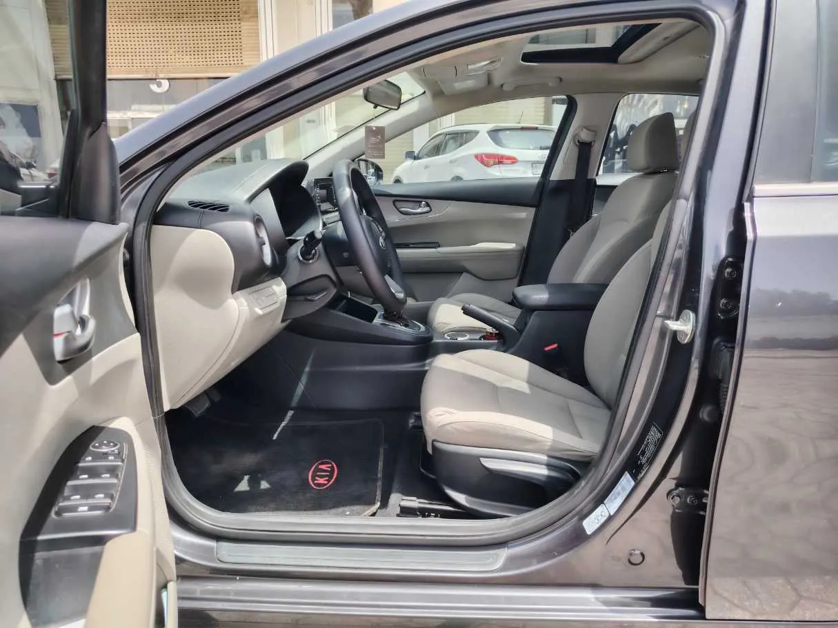 Car image 12