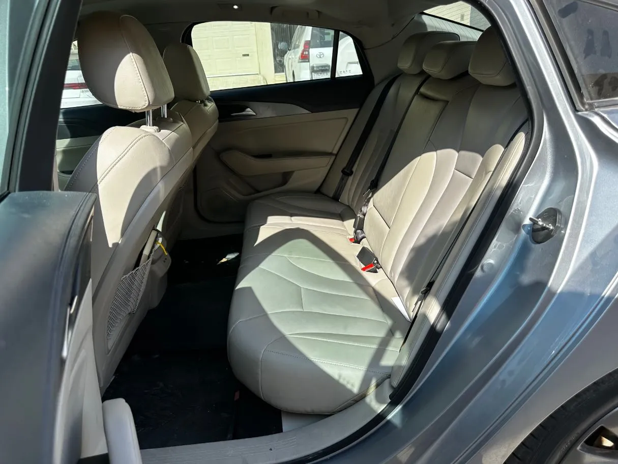 Car image 14
