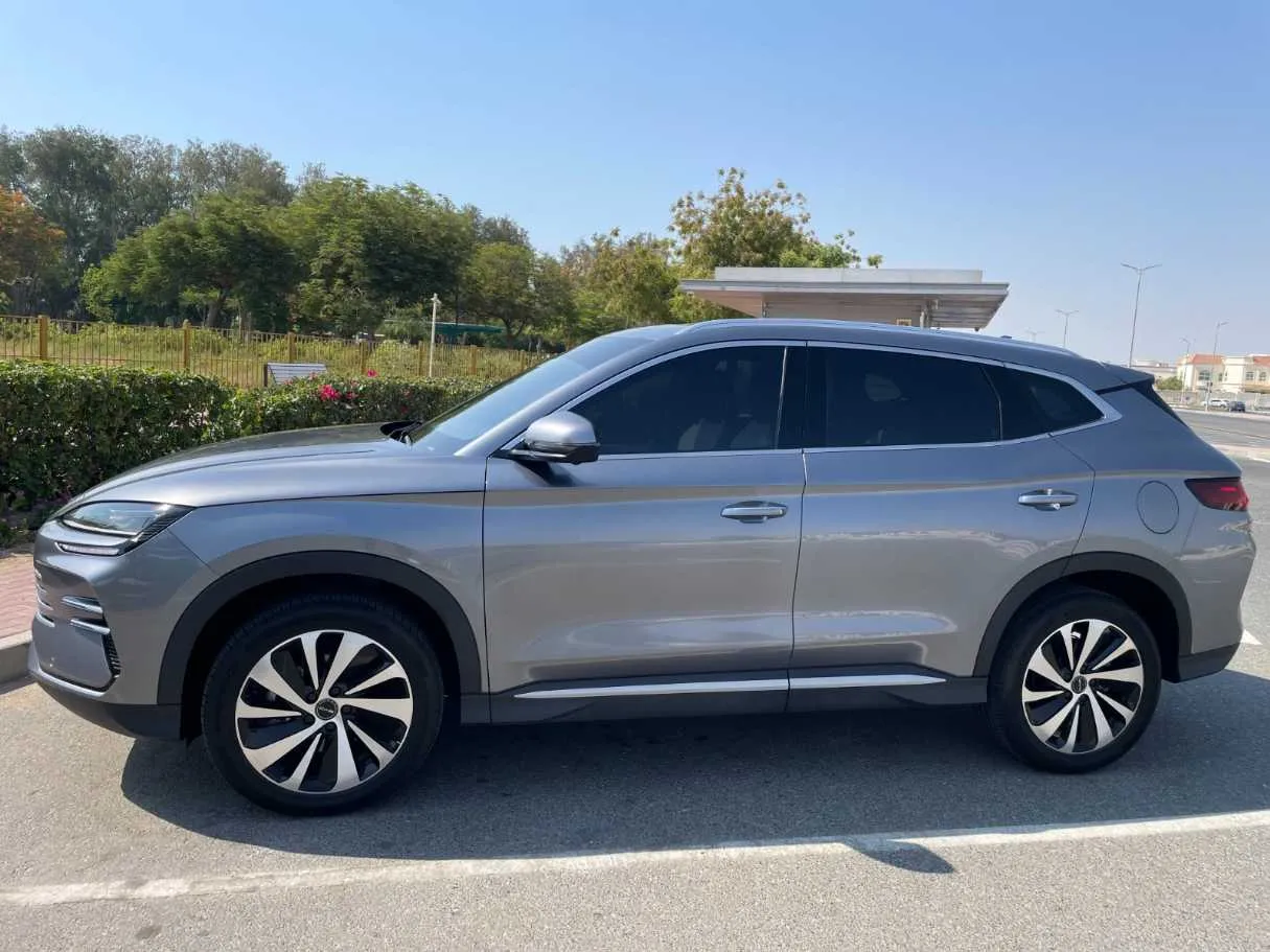 Car image 4