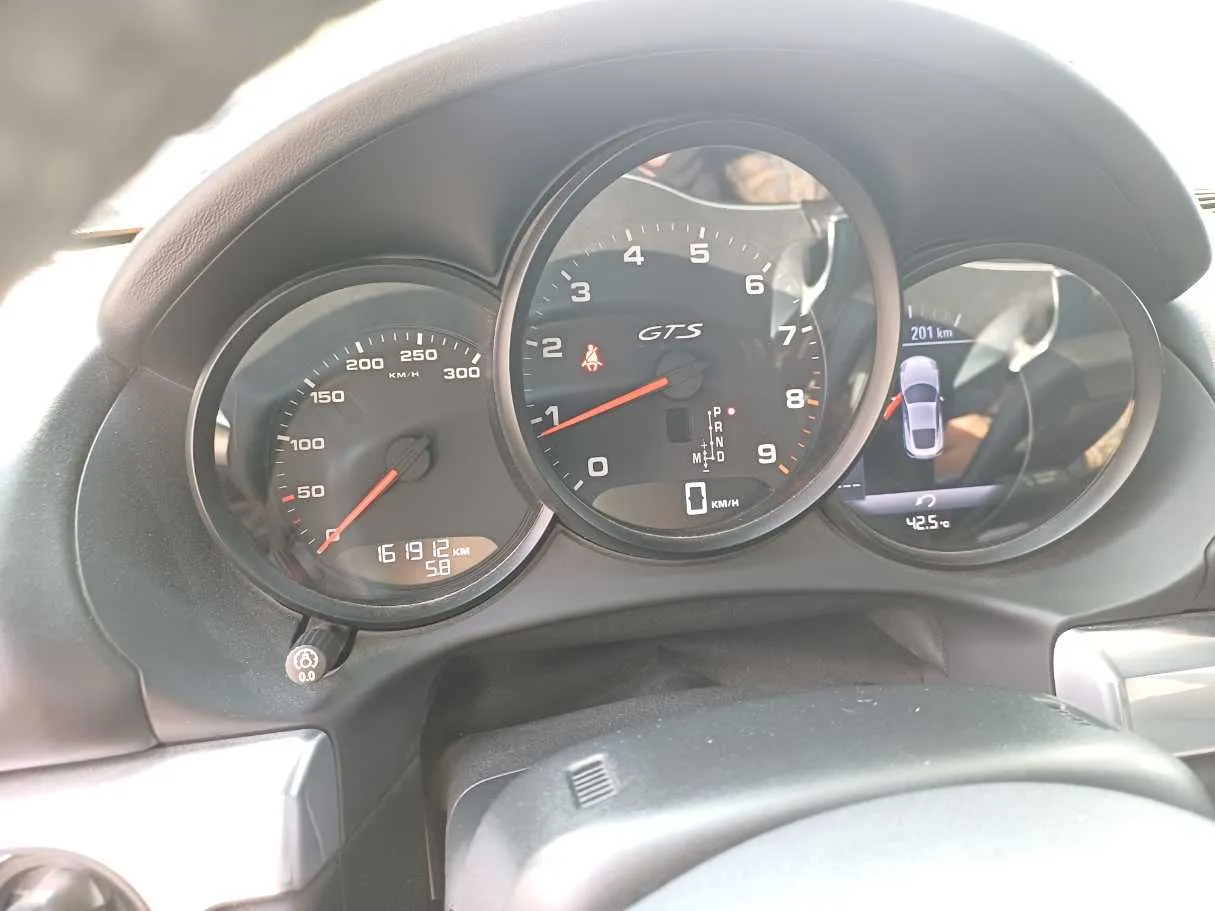 Car image 16