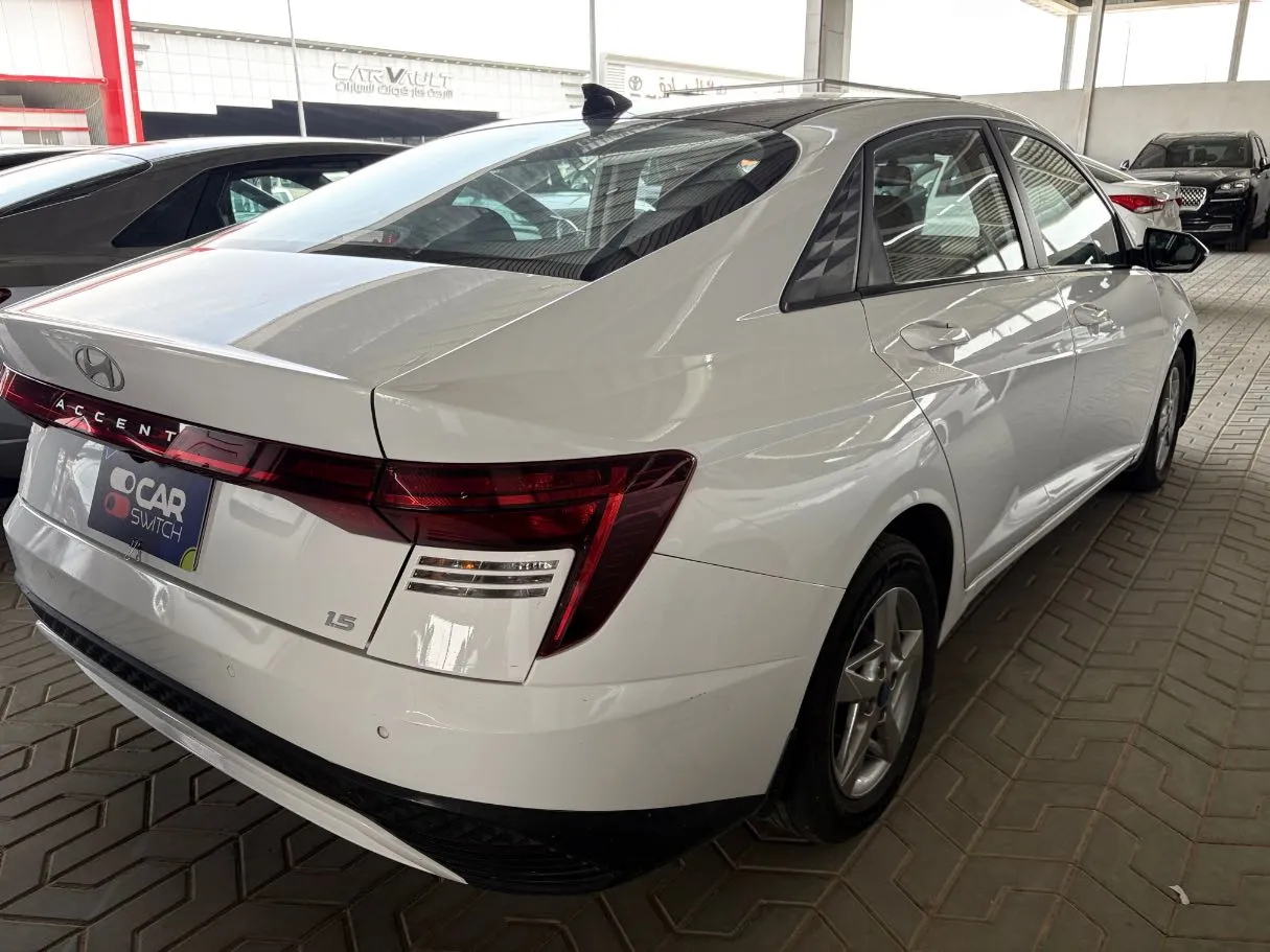 Car image 4
