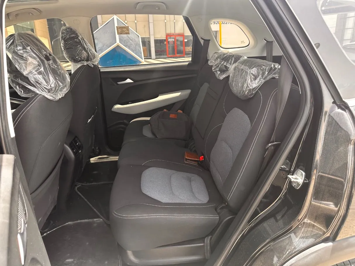 Car image 15